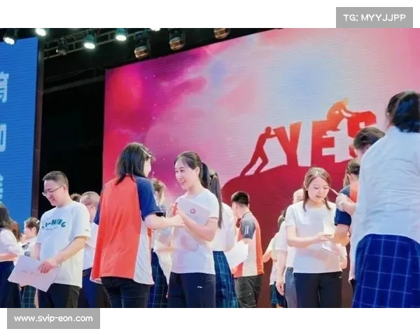 青少年锦标赛赛场上亲情助威团升温温馨瞬间成焦点 青少年锦标赛赛场上亲情助威团升温温馨瞬间成焦点